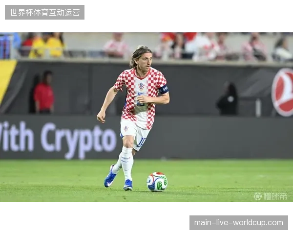老将莫德里奇再次扮演中场节拍器角色，达利奇围绕其构建的战术体系依旧稳固